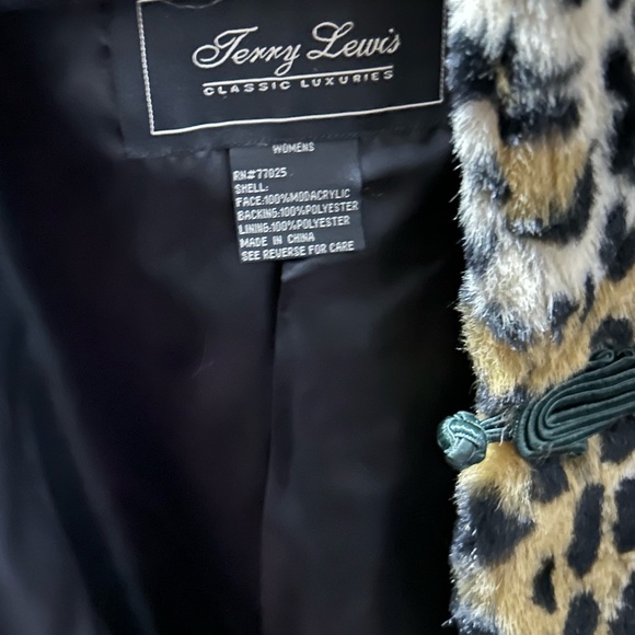 IN SEASON! Terry Lewis Fabulous Faux Fur Leopard Cape Caplet Fall Winter Snow - Picture 3 of 6